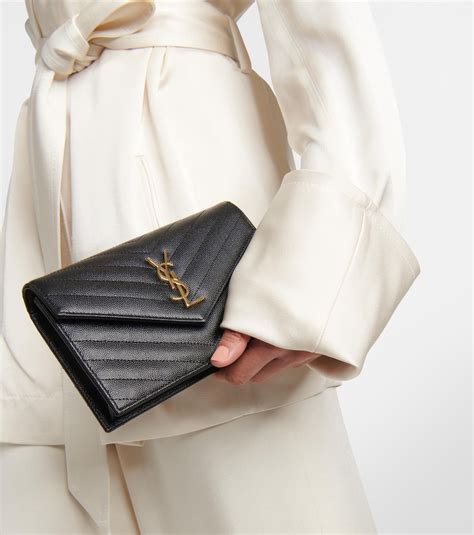 CASSANDRE ENVELOPE CHAIN WALLET IN GRAIN DE 